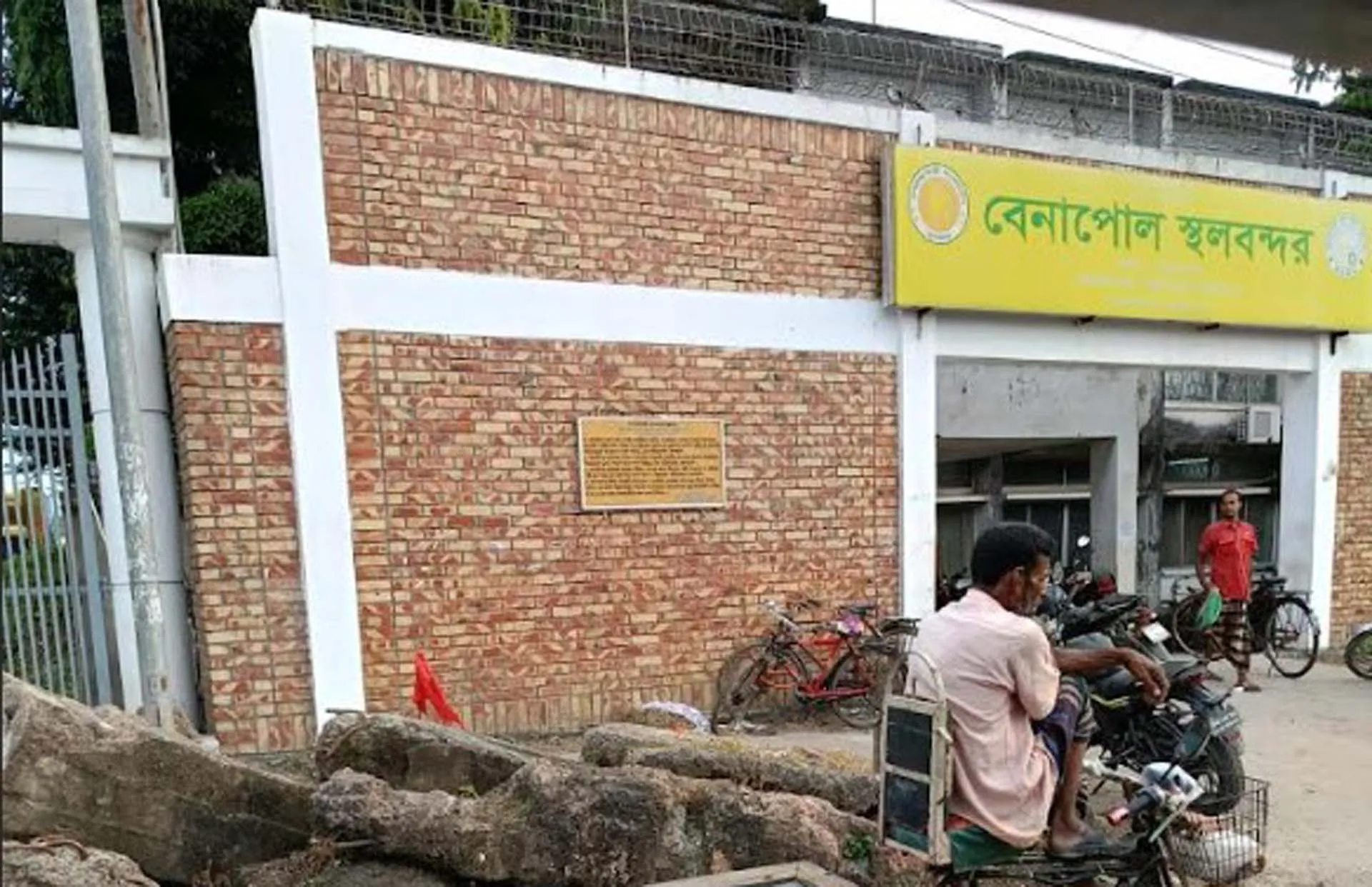 বেনাপোল স্থলবন্দরের অভ্যন্তর এবং বাহিরে অনির্মাণ সামগ্রী’র স্তুপ: পণ্য রক্ষনাবেক্ষণে ব্যঘাত সৃষ্টি